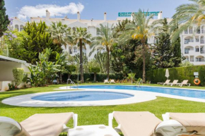 Puerto Banús, Edificio Tembo, 2 bedroom apartment, parking and pool